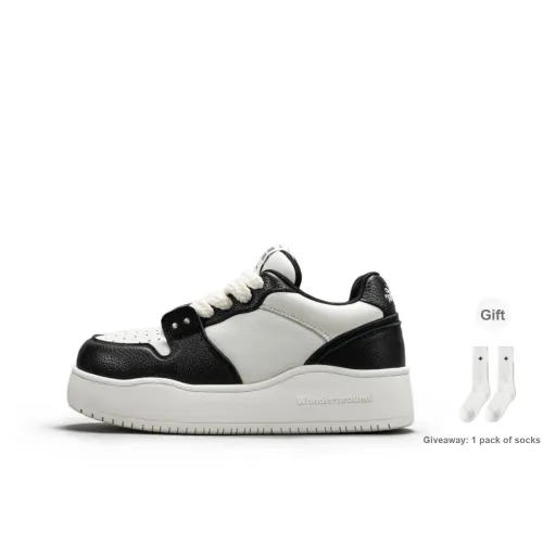 WANDER AROUND Thermal Slip Resistant And Abrasion Resistant Low Top Skateboard Shoes Women's Black White